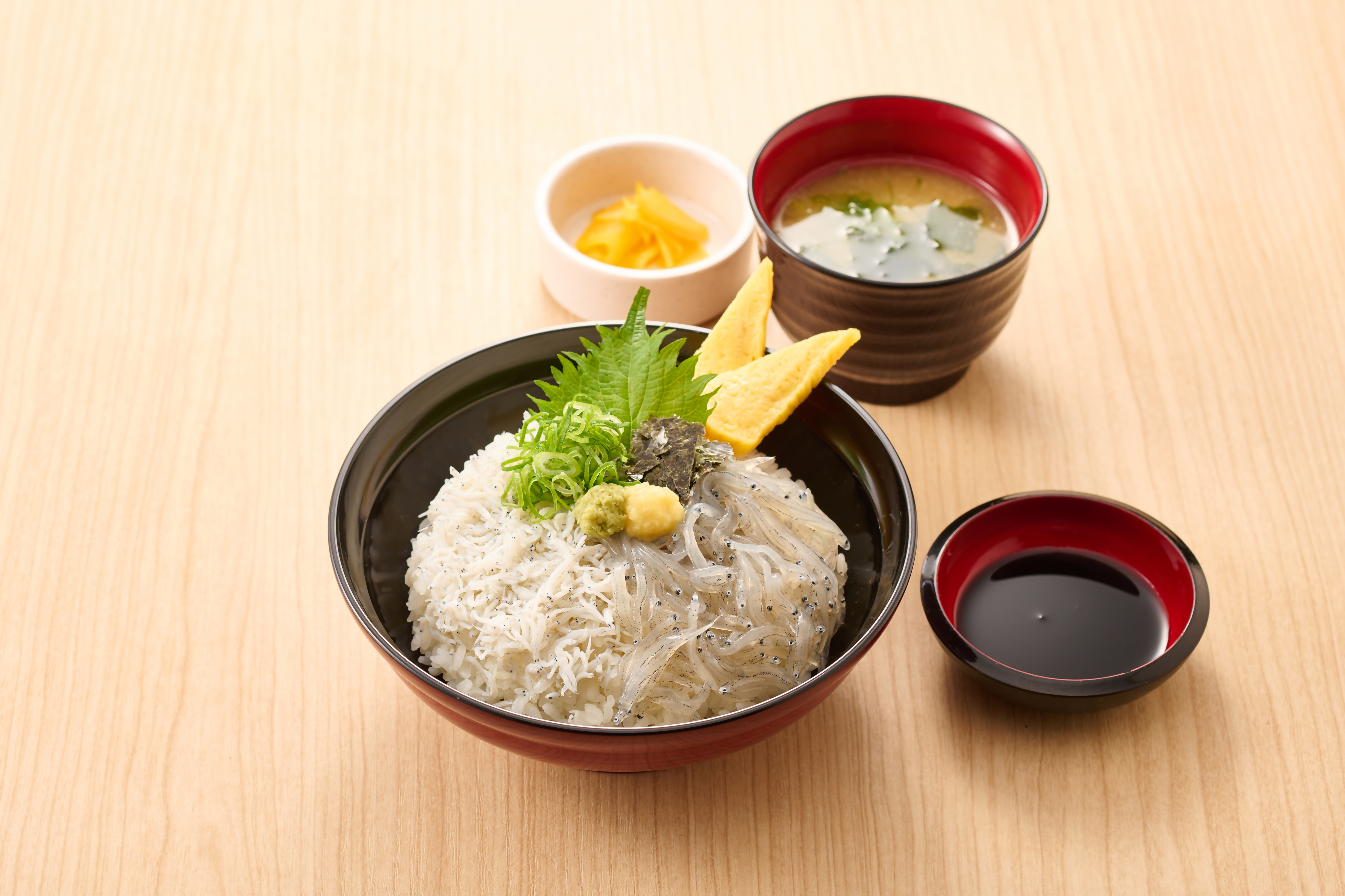 生しらすと釜揚げしらすの味くらべ丼