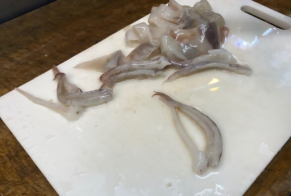 ③イカの下処理をする