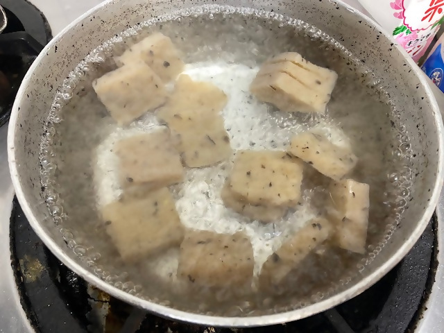 ②こんにゃくの下処理をする
