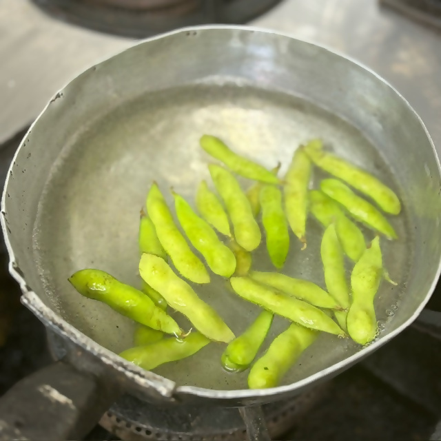 ⑤卵と枝豆をゆでる