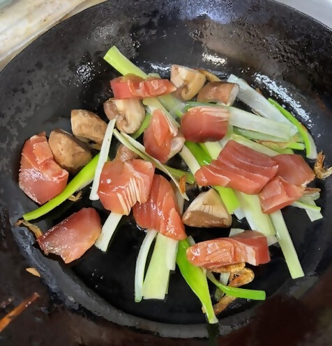 ③野菜とマグロを炒める