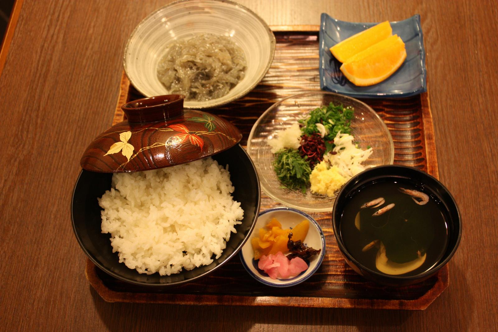 生しらす丼